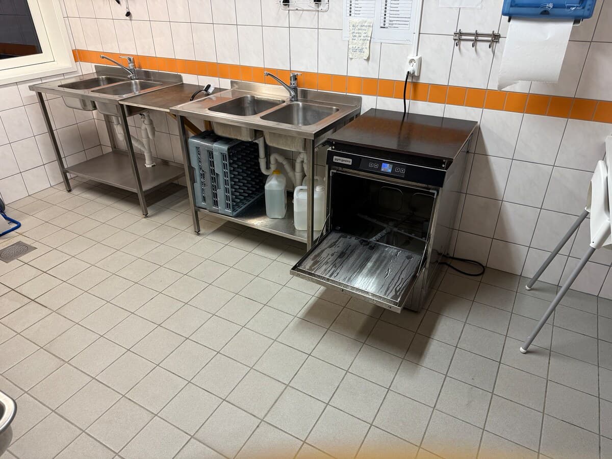 Oppvaskrom i servicebygget med stålbenker og oppvaskmaskin
