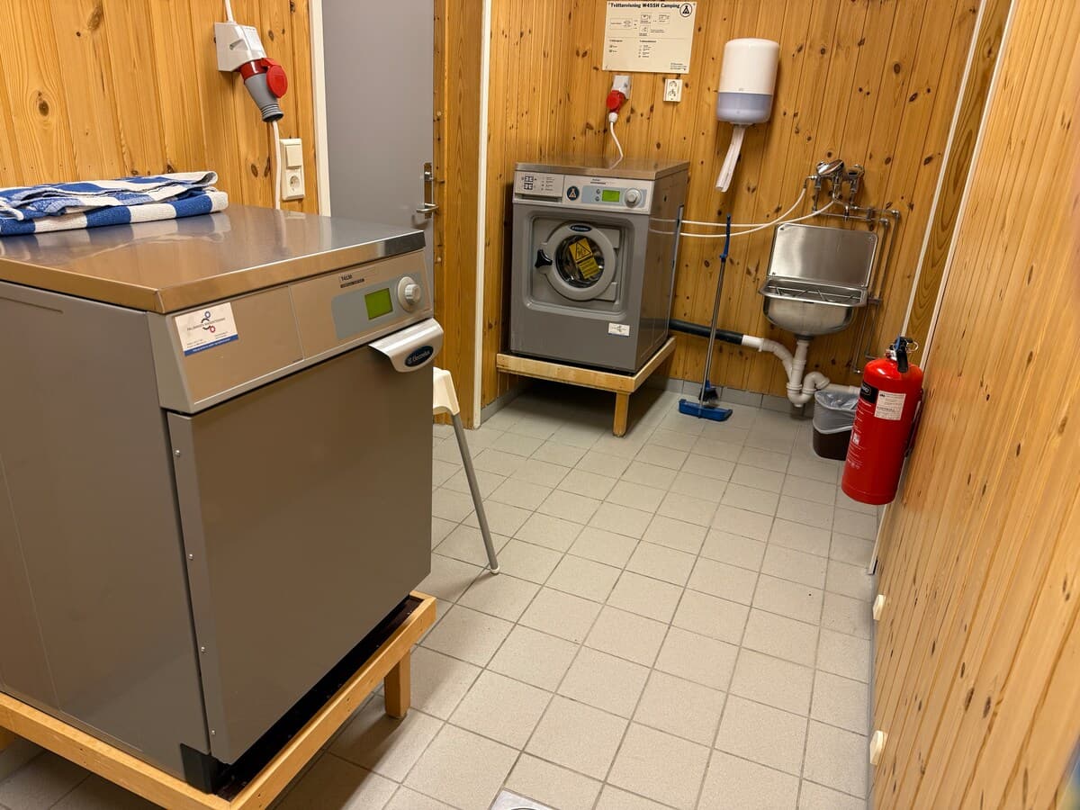 Vaskerom i servicebygget med vaskemaskin og tørketrommel