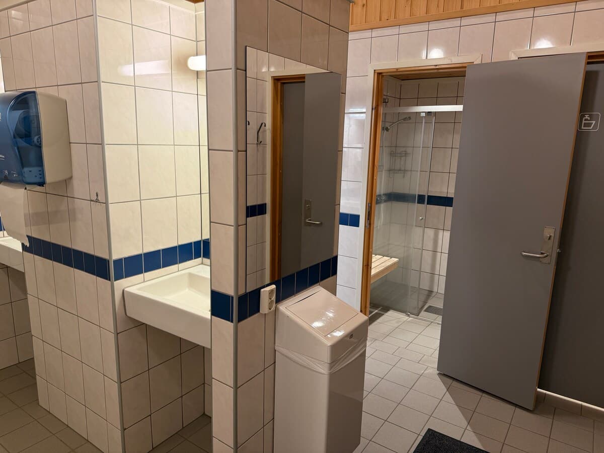 Dusjrom i servicebygget med fliser og garderobe