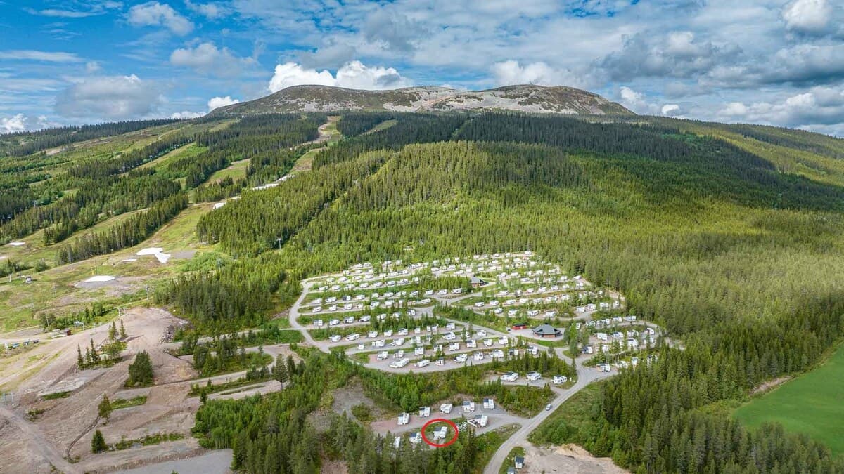 Flyfoto over Trysilfjell Caravanplass om sommeren, med alpinbakken over