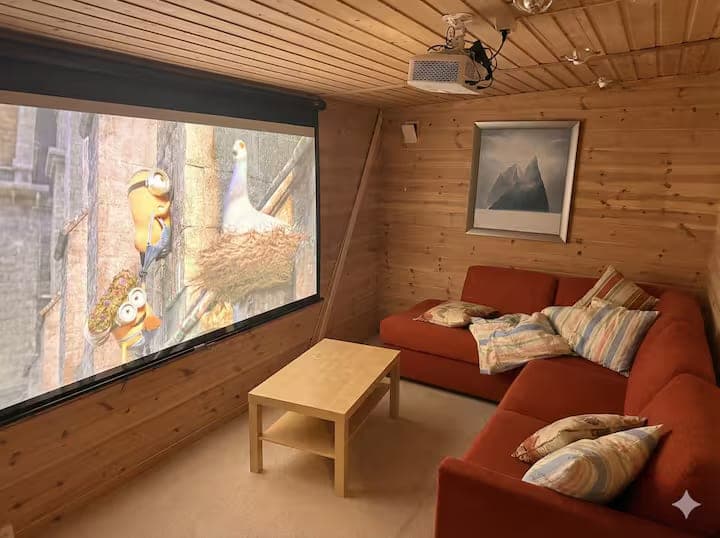 Stue i spikertelt med filmlærret og projektor